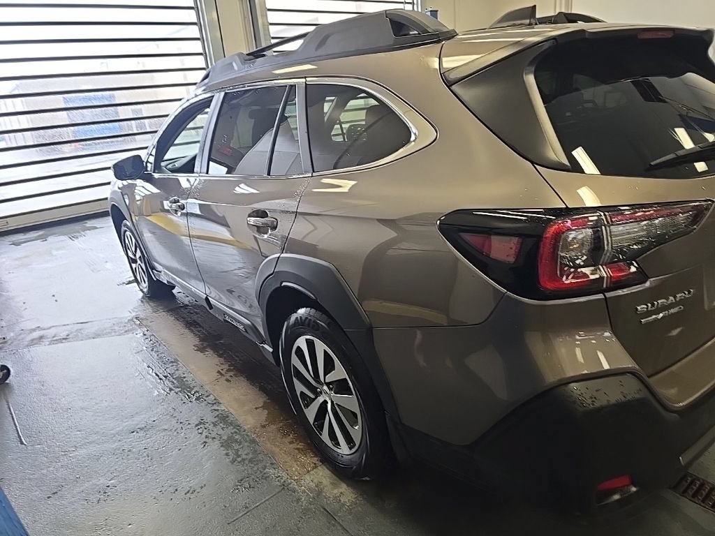 Used 2023 Subaru Outback Premium AWD/4WD image 5