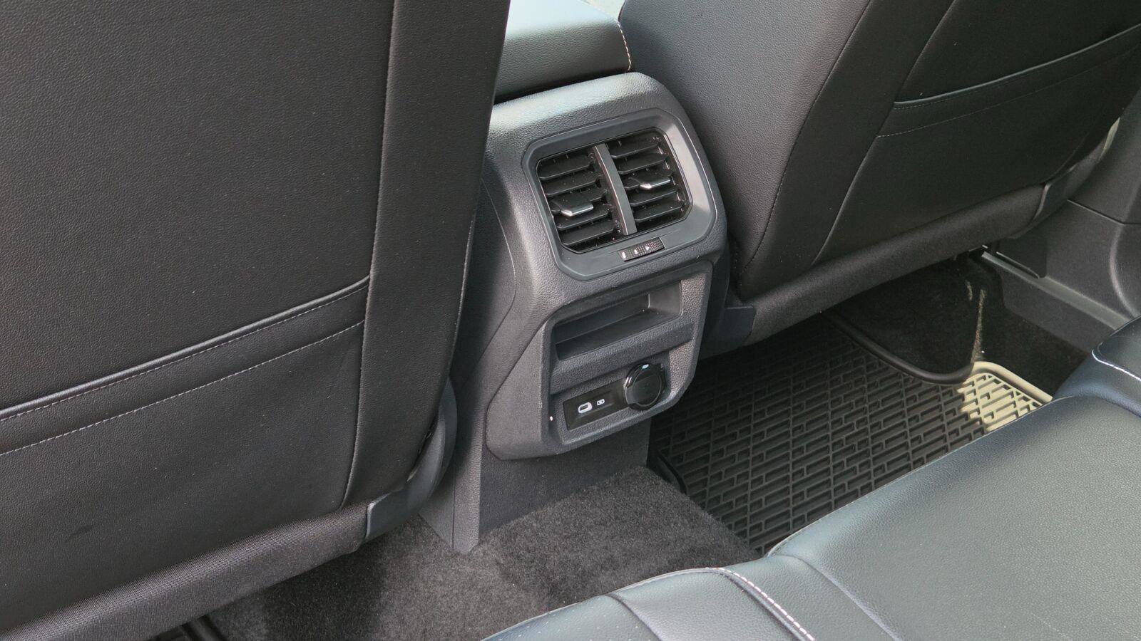Certified 2024 Volkswagen Tiguan SE R-Line FWD image 45