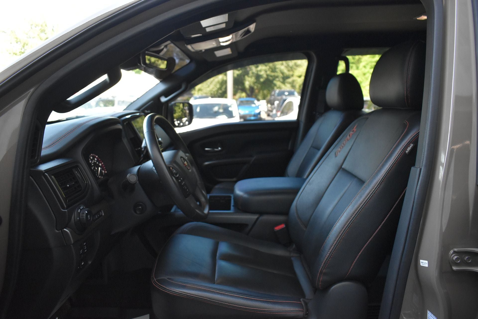 Used 2024 Nissan Titan PRO-4X w/ Pro-4x Convenience Package AWD/4WD image 14