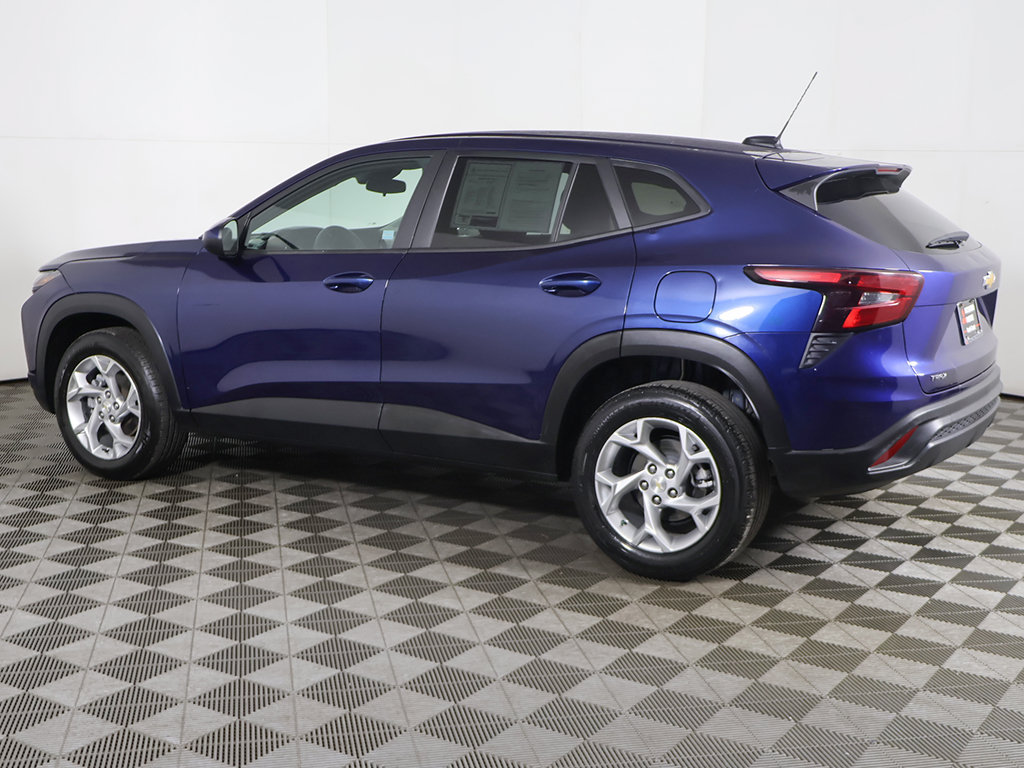 Used 2024 Chevrolet Trax LS w/ LS Convenience Package FWD image 11