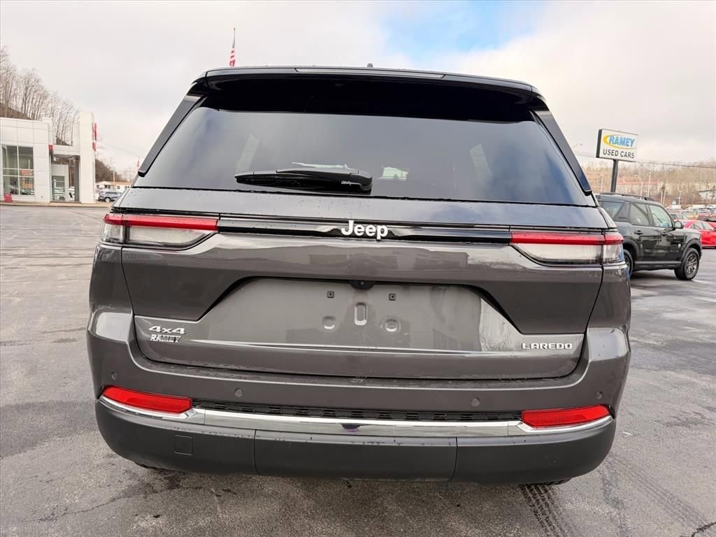 Used 2025 Jeep Grand Cherokee Laredo w/ Luxury Tech Group I AWD/4WD image 4