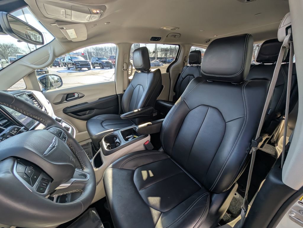 Used 2024 Chrysler Pacifica Touring-L image 12