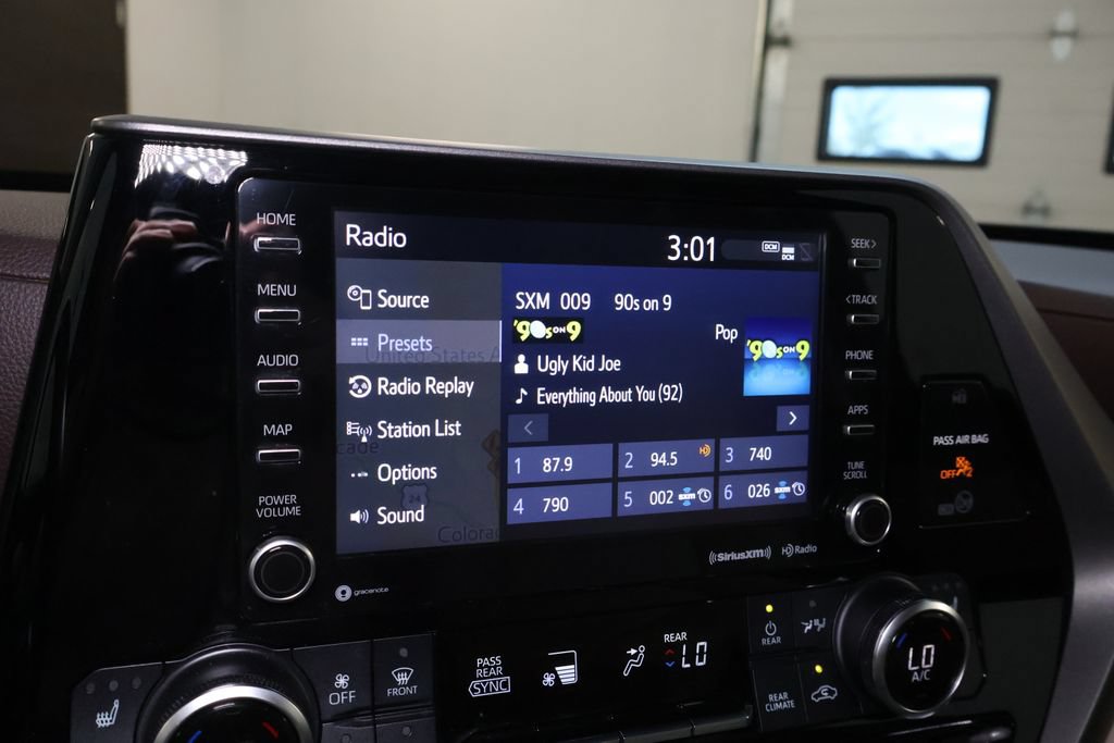 Used 2021 Toyota Highlander XLE AWD/4WD image 28