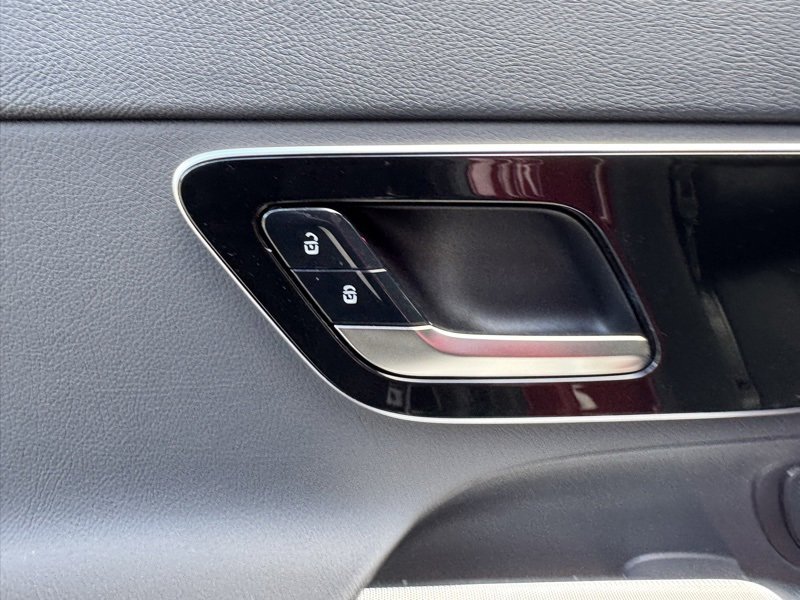 Used 2025 Mercedes-Benz GLC 350e 4MATIC image 39