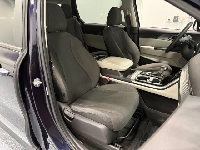Used 2023 Kia Carnival LX FWD image 33