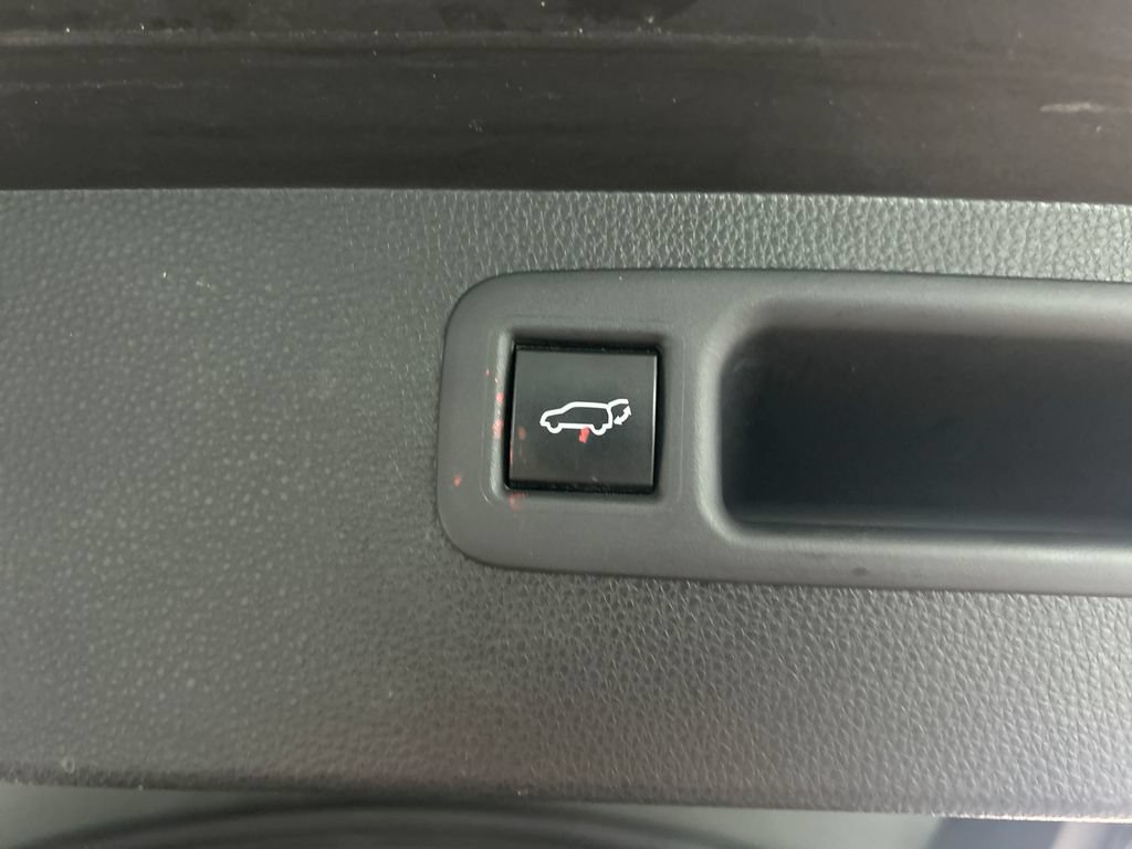 Used 2023 Toyota Highlander LE FWD image 34