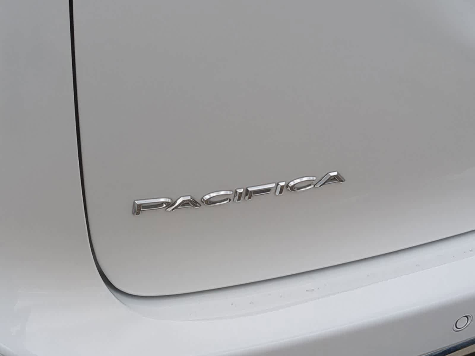 Used 2023 Chrysler Pacifica Touring-L FWD image 13