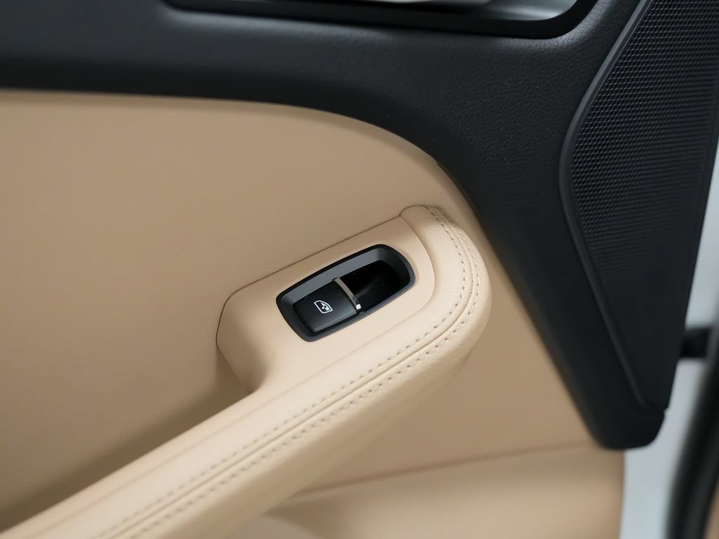 Certified 2023 Porsche Macan AWD/4WD image 16