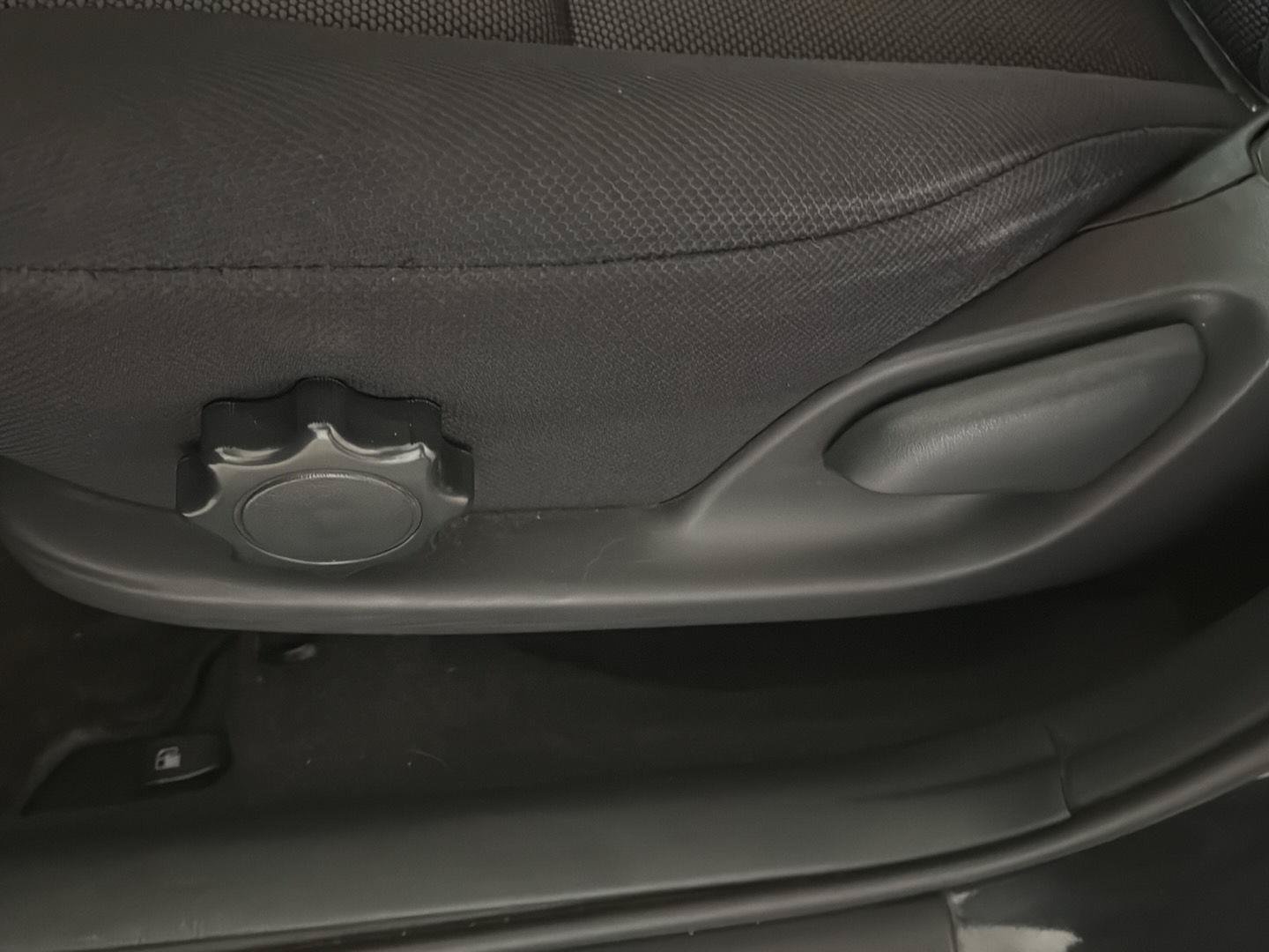 Used 2004 Pontiac Vibe w/ Moon And Tunes Value Package FWD image 5