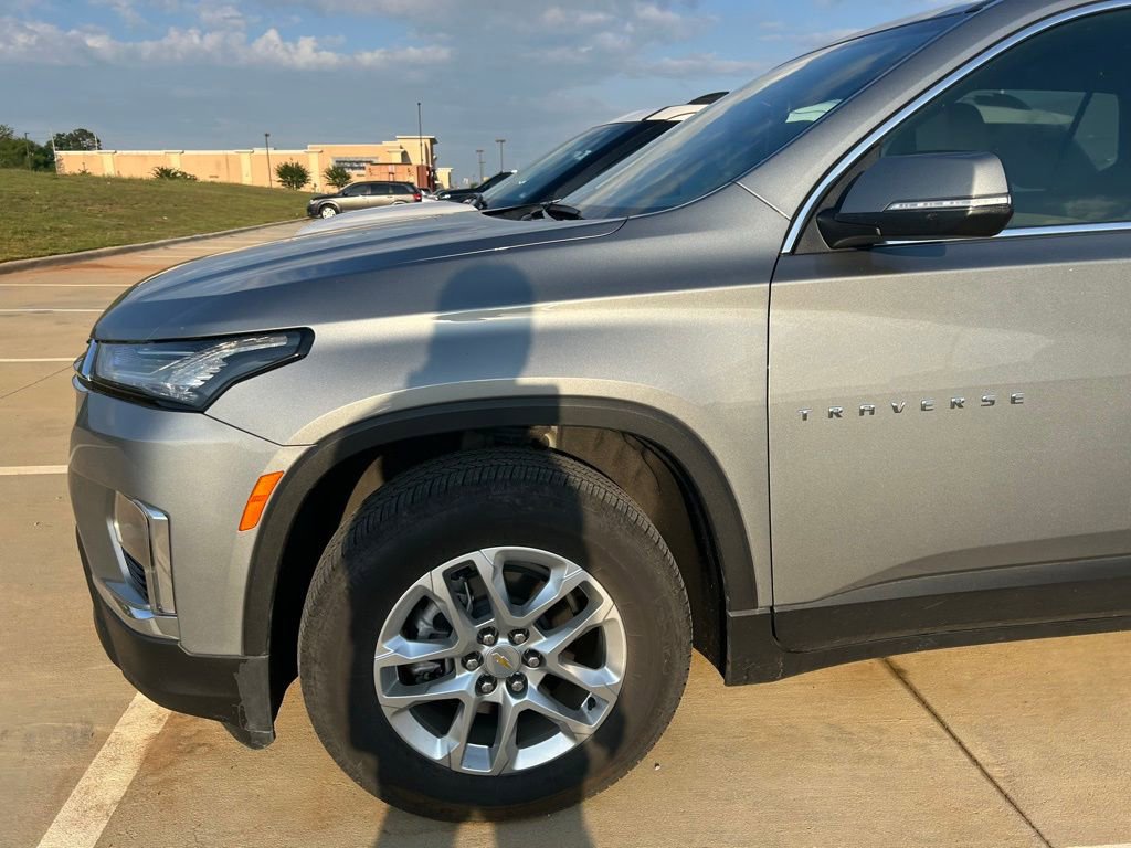Used 2023 Chevrolet Traverse LS w/ Safety Package FWD image 2