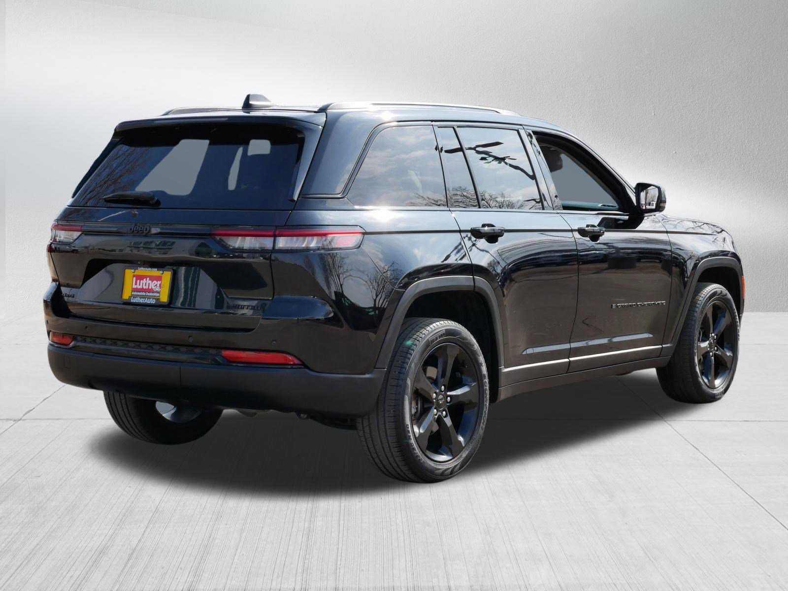 Used 2023 Jeep Grand Cherokee Limited w/ Black Appearance Package image 7