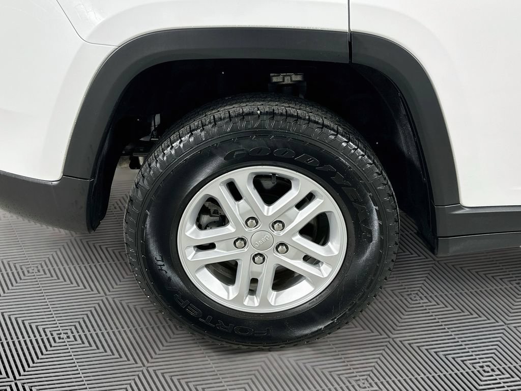 Certified 2023 Jeep Grand Cherokee Laredo AWD/4WD image 27