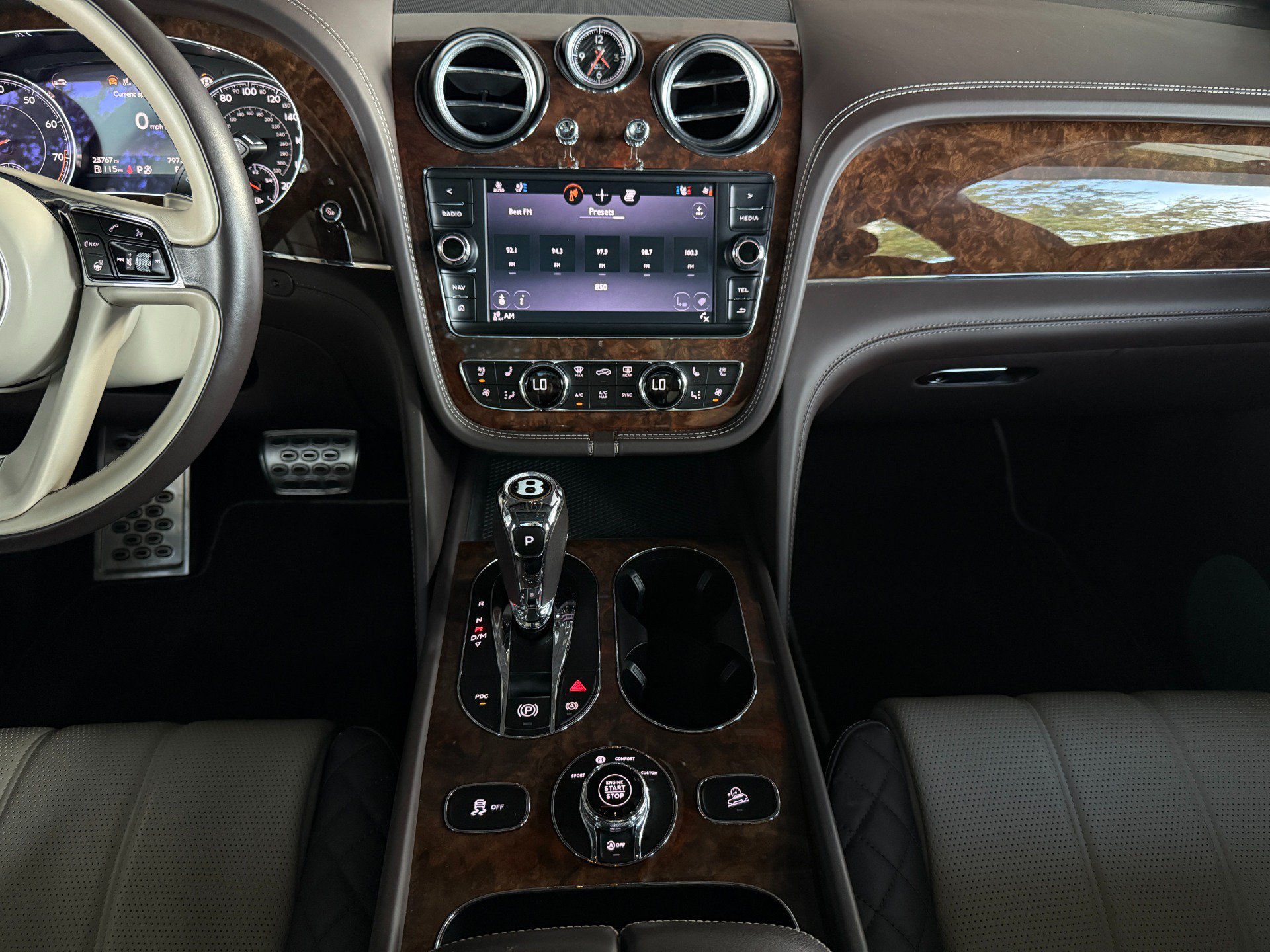 Used 2019 Bentley Bentayga AWD/4WD image 46