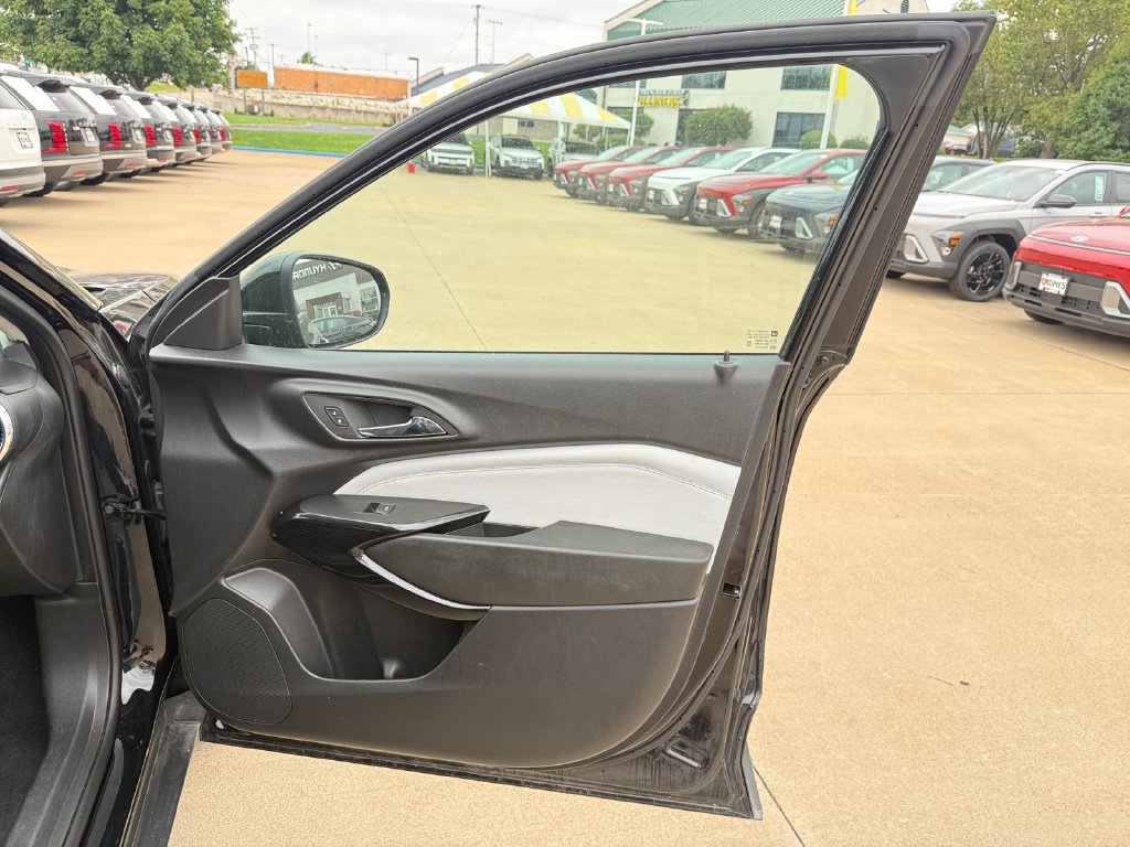 Used 2025 Chevrolet Trax LT FWD image 27