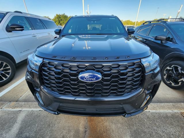 Used 2025 Ford Explorer ST-Line w/ ST-Line Street Pack AWD/4WD image 2