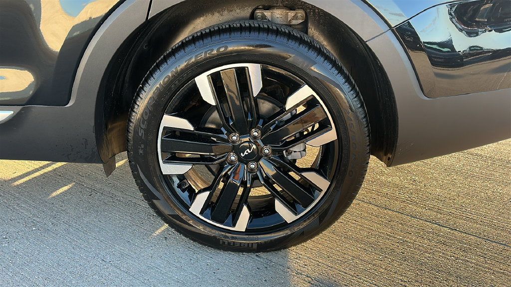 Used 2025 Kia Telluride SX w/ SX Captain's Chair Package FWD image 18