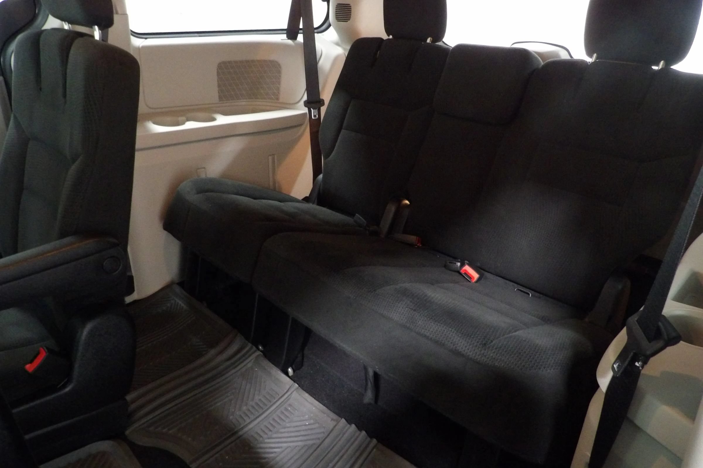 Used 2015 Dodge Grand Caravan American Value Package w/ UConnect Hands-Free Group FWD image 11