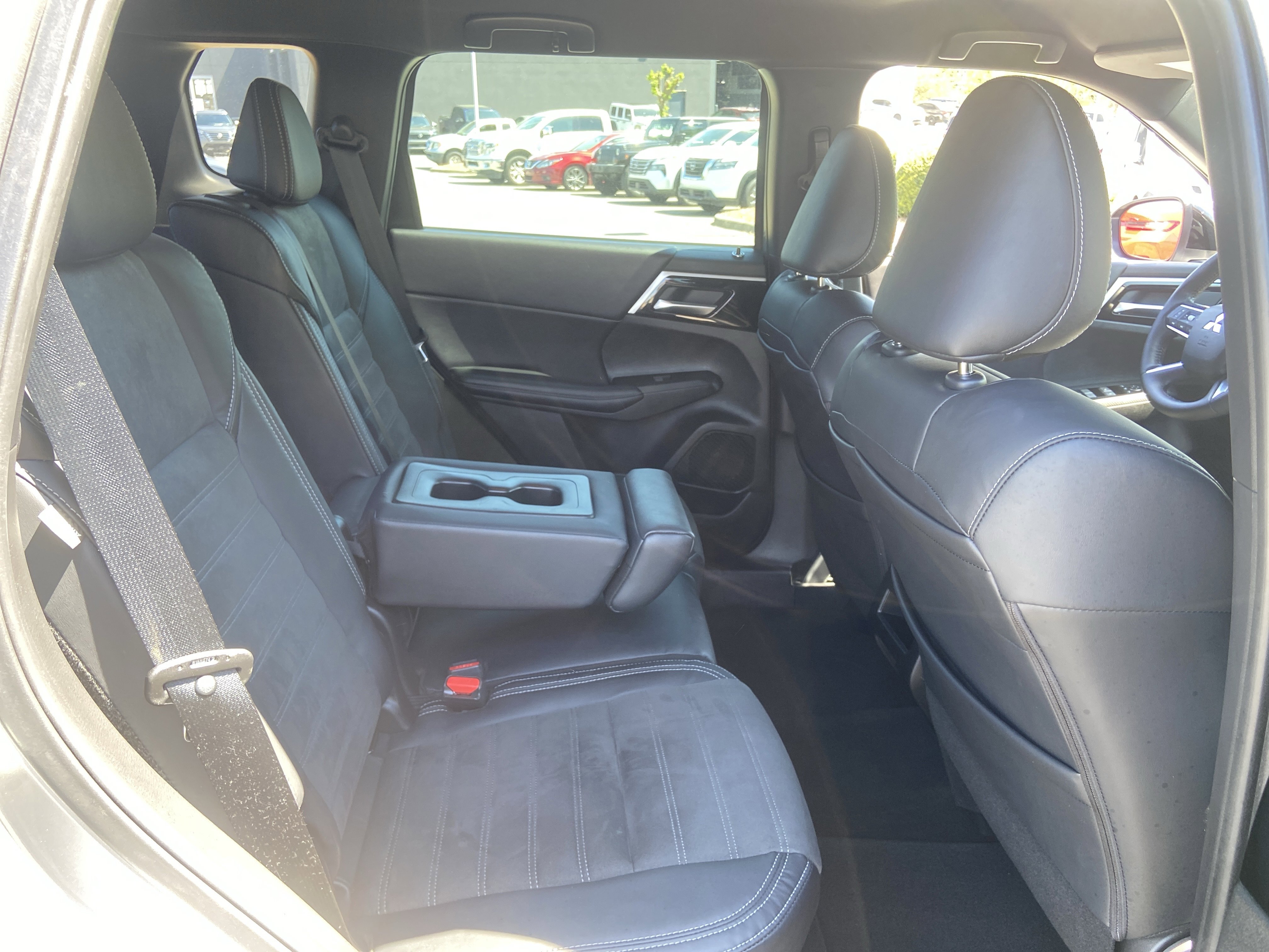 Used 2023 Mitsubishi Outlander SE Black Edition image 18