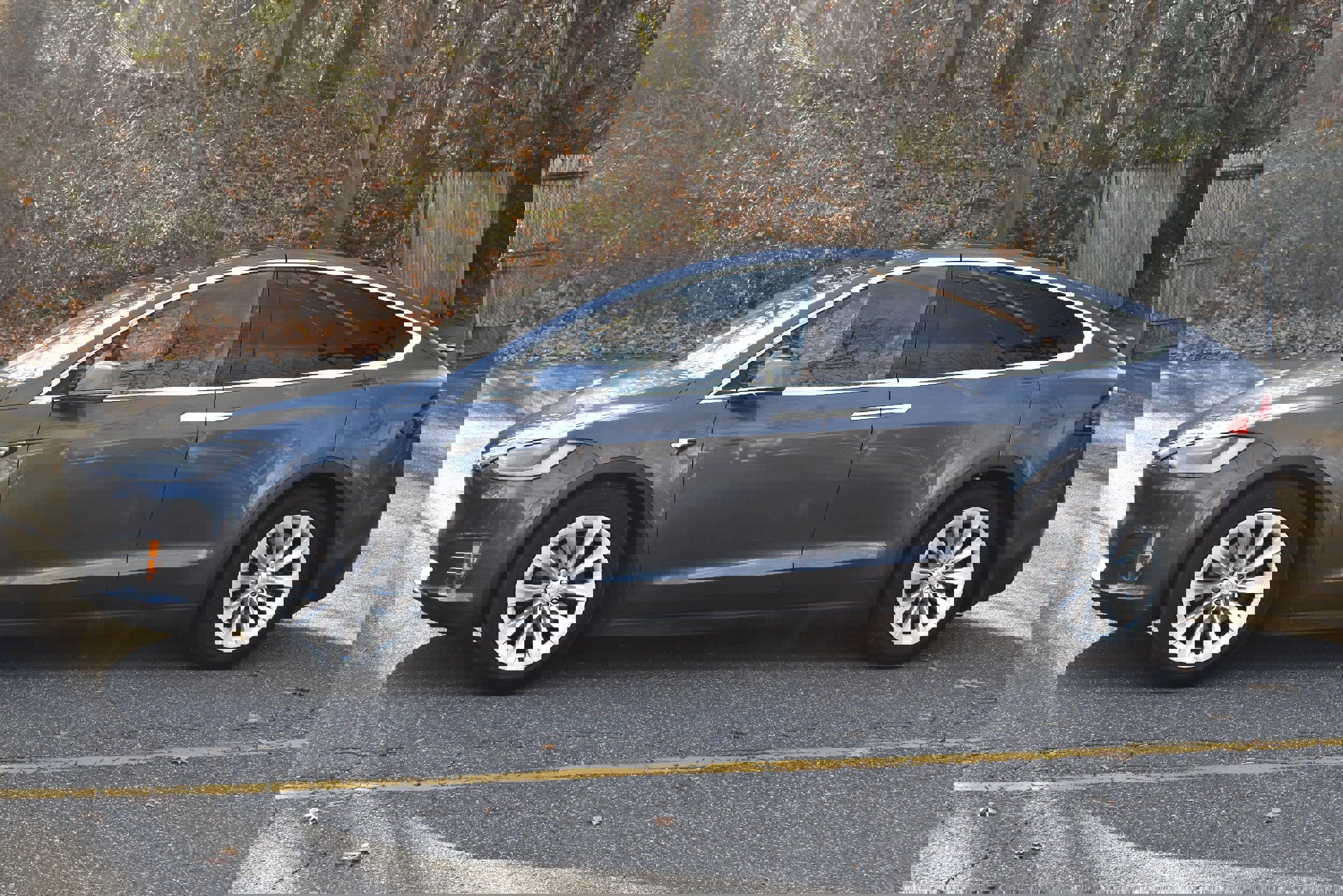 Used 2018 Tesla Model X 75D image 3