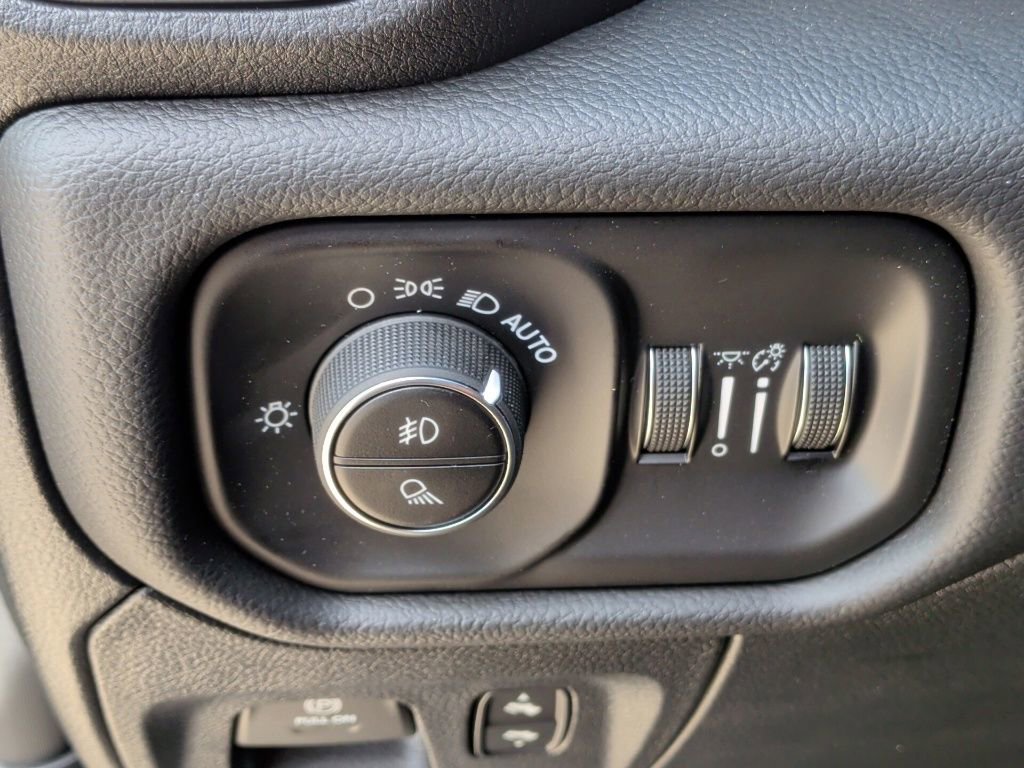 New 2026 RAM 1500 4x4 Crew Cab image 12