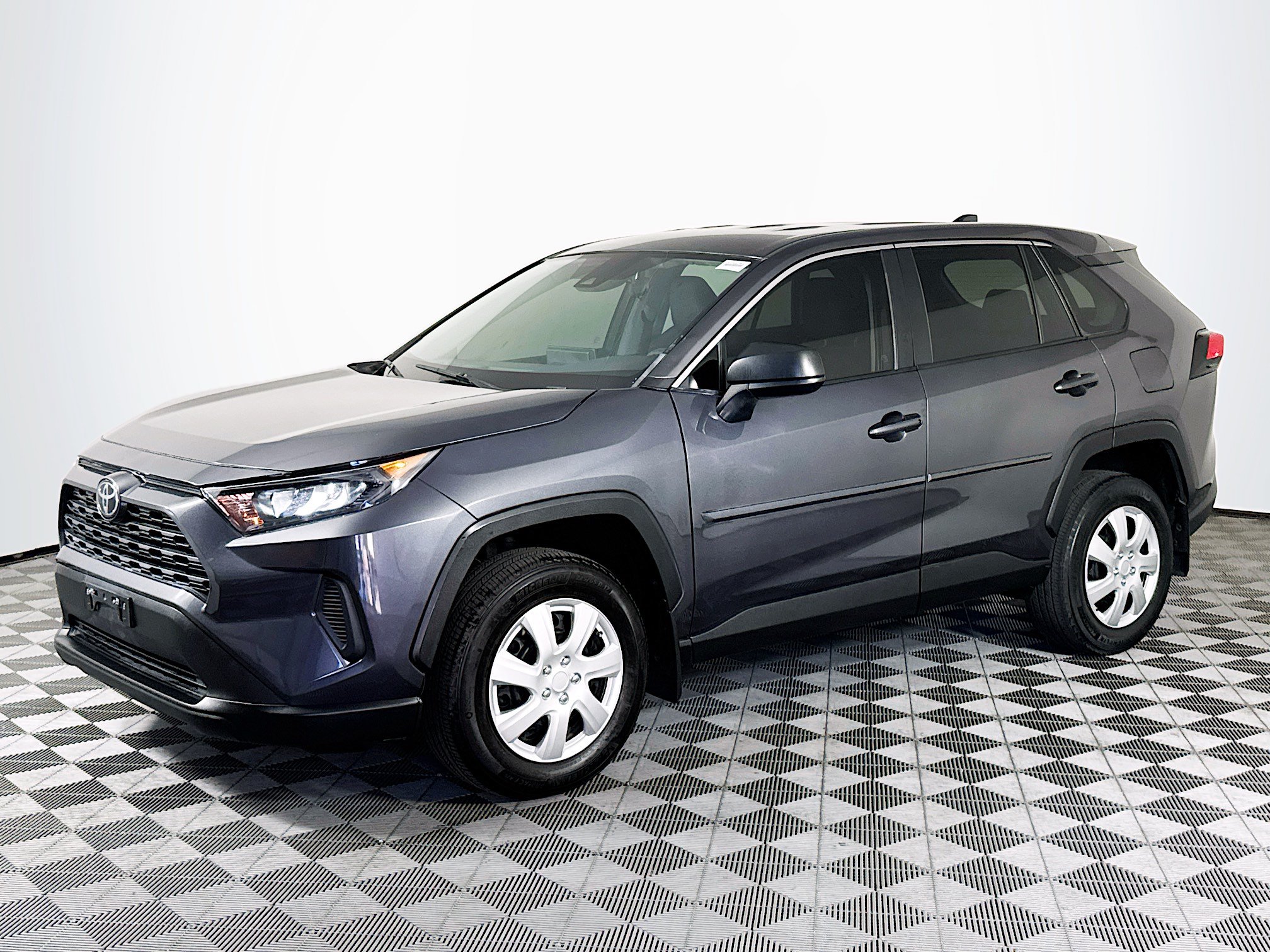 Used 2022 Toyota RAV4 LE AWD/4WD image 4