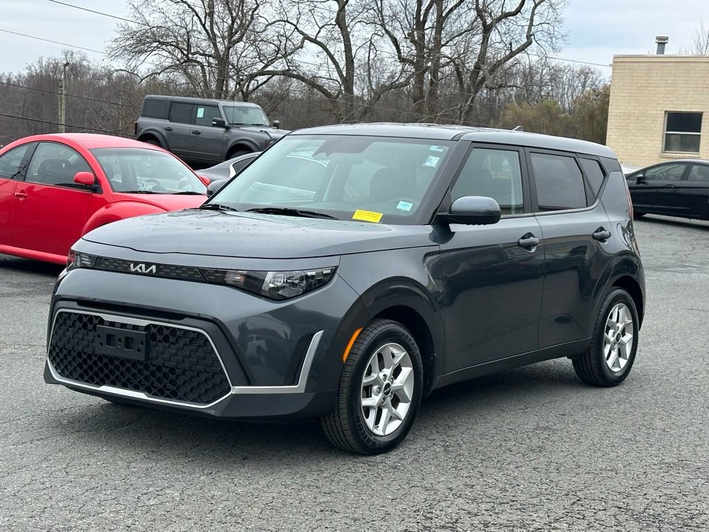 Used 2023 Kia Soul LX w/ LX Technology Package image 2