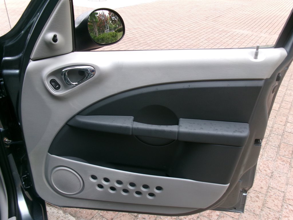 Used 2009 Chrysler PT Cruiser FWD image 17