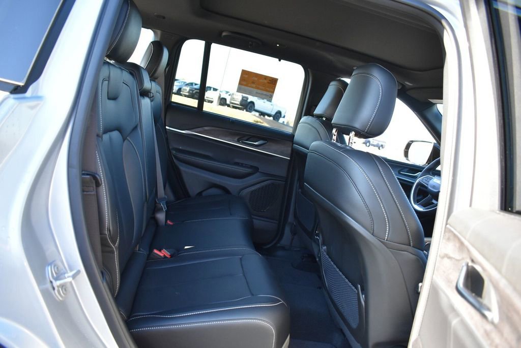 Certified 2025 Jeep Grand Cherokee Limited w/ Luxury Tech Group II image 32