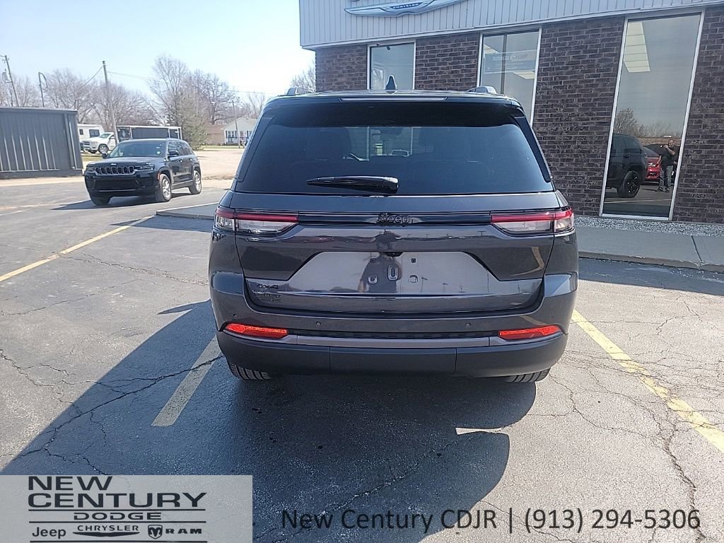 New 2026 Jeep Grand Cherokee Limited w/ Limited Altitude Package AWD/4WD image 4