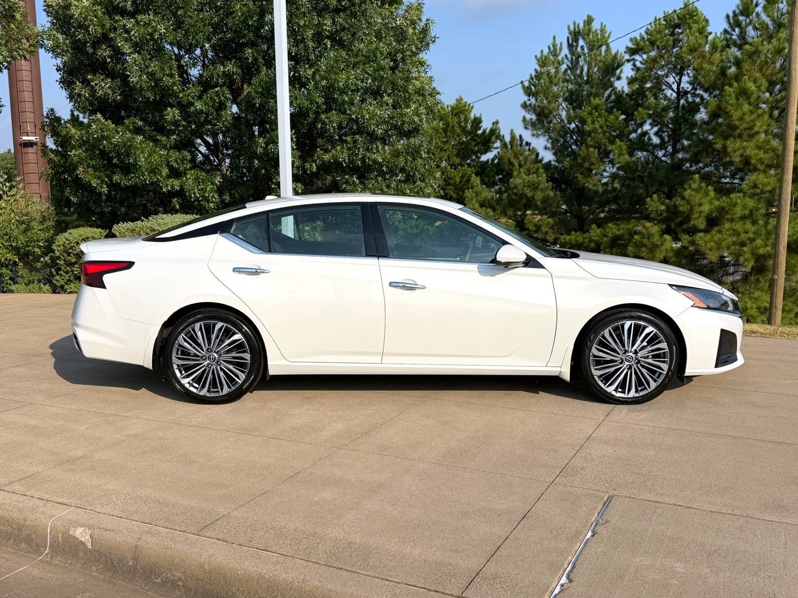 Used 2023 Nissan Altima 2.5 SL FWD image 7