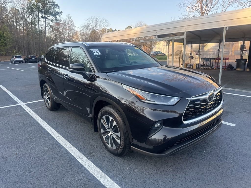 Used 2021 Toyota Highlander XLE image 1