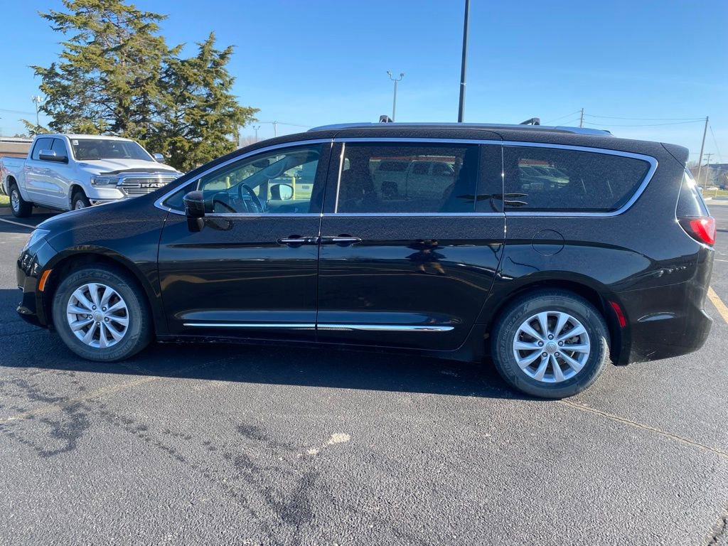 Used 2019 Chrysler Pacifica Limited w/ Advanced Safetytec Group image 3