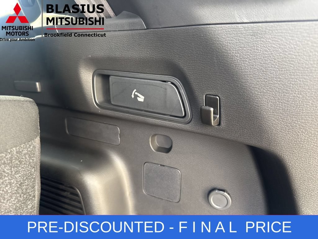 Used 2025 Mitsubishi Outlander ES AWD/4WD image 13
