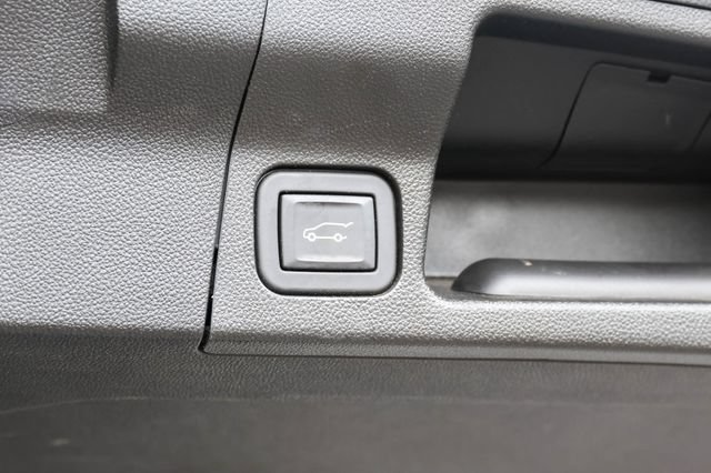 Used 2023 GMC Acadia Denali w/ Denali Technology Package FWD image 9