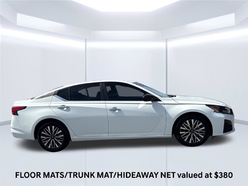 Used 2025 Nissan Altima 2.5 SV FWD image 2