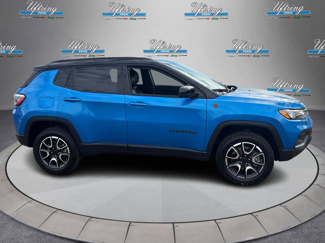 Used 2024 Jeep Compass Trailhawk image 2