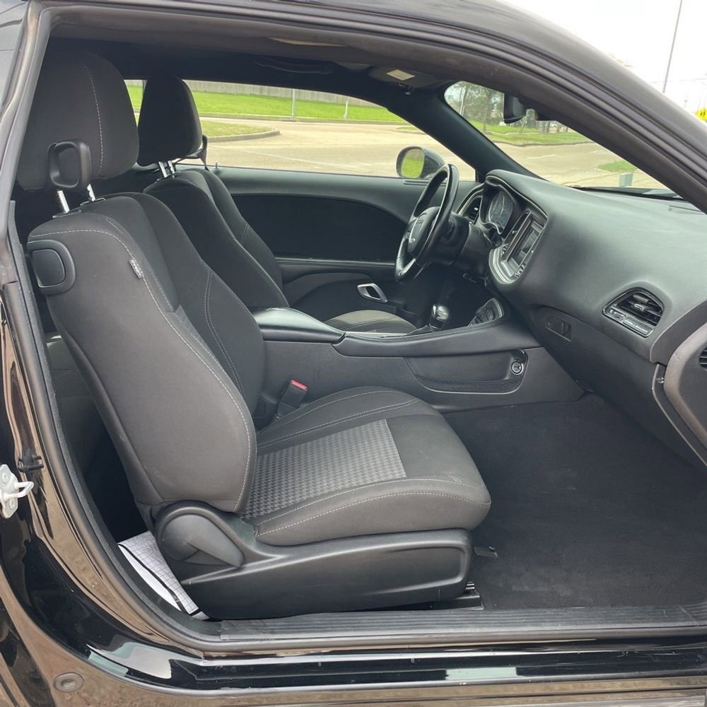 Used 2022 Dodge Challenger SXT image 6