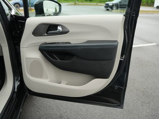 Used 2021 Chrysler Pacifica Touring FWD image 19