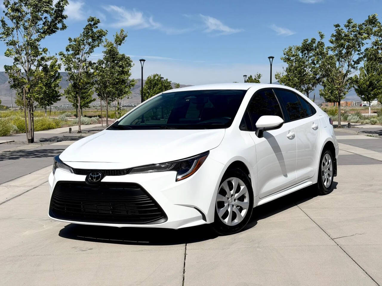 Used 2025 Toyota Corolla LE FWD image 1