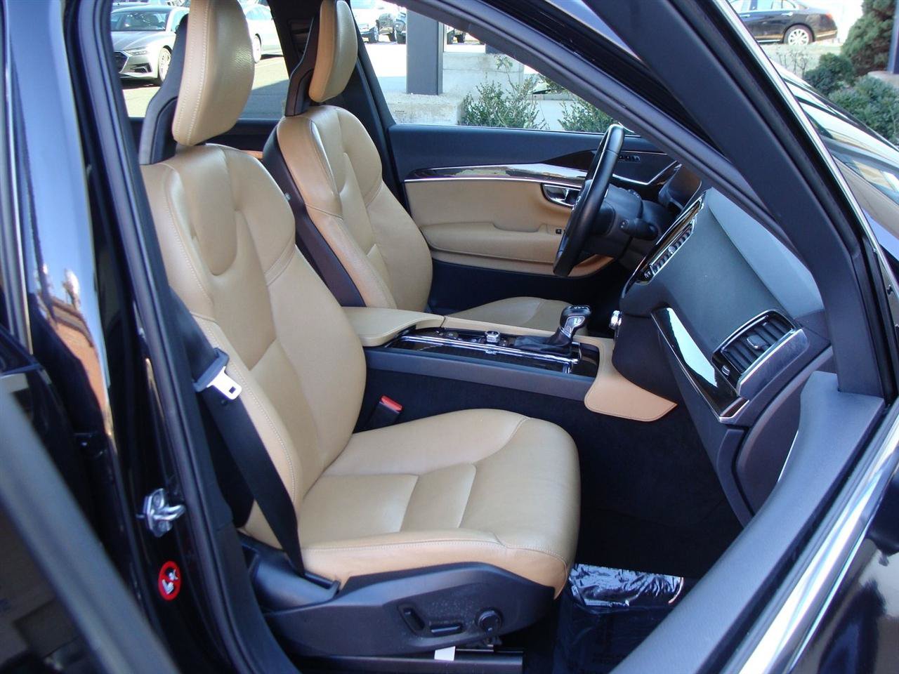 Used 2016 Volvo XC90 T6 Momentum w/ Momentum Plus Package AWD/4WD image 12