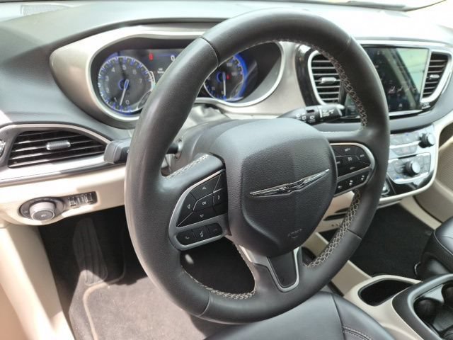 Used 2023 Chrysler Pacifica Touring-L FWD image 17