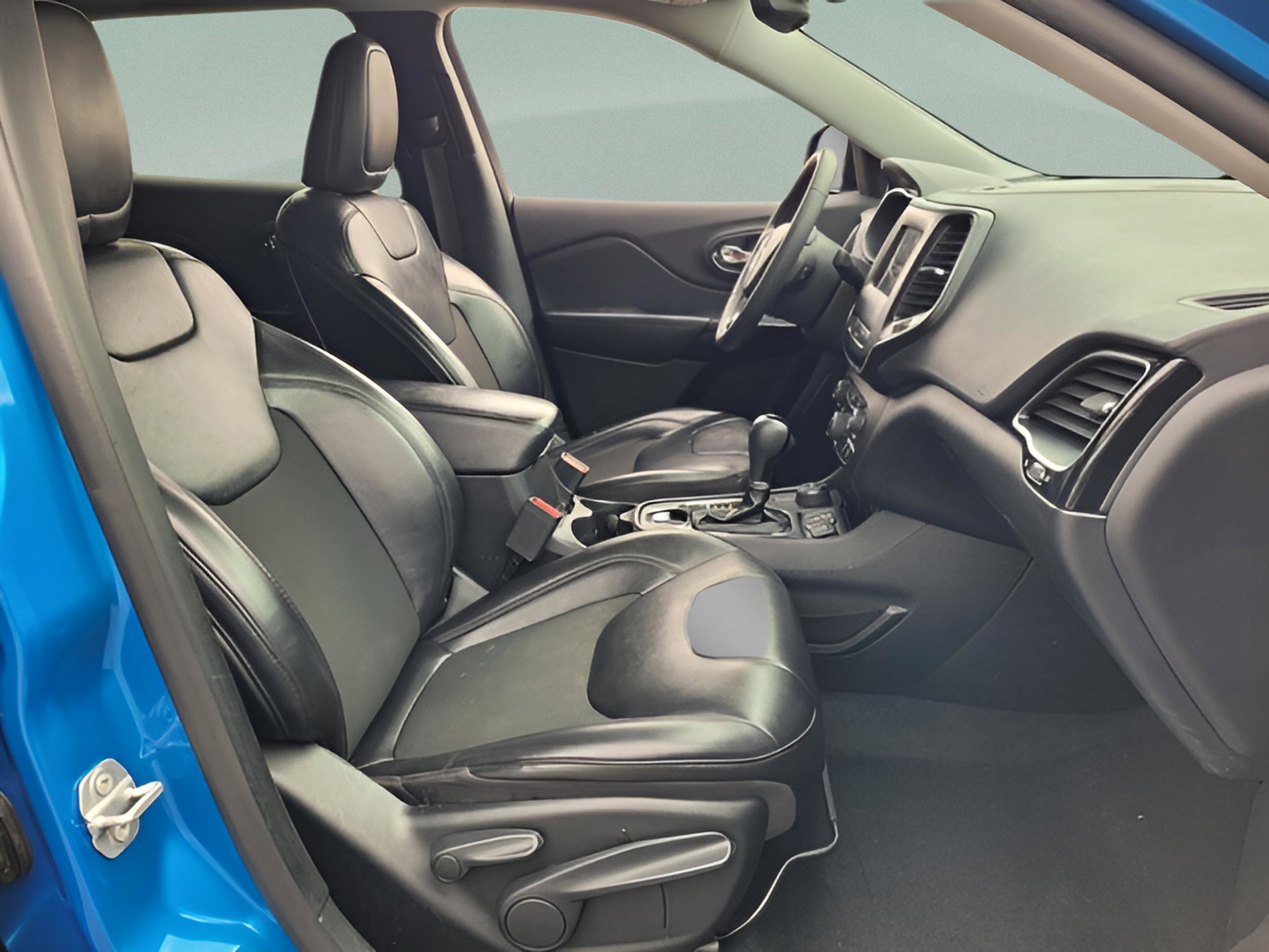 Used 2020 Jeep Cherokee Latitude Plus image 14