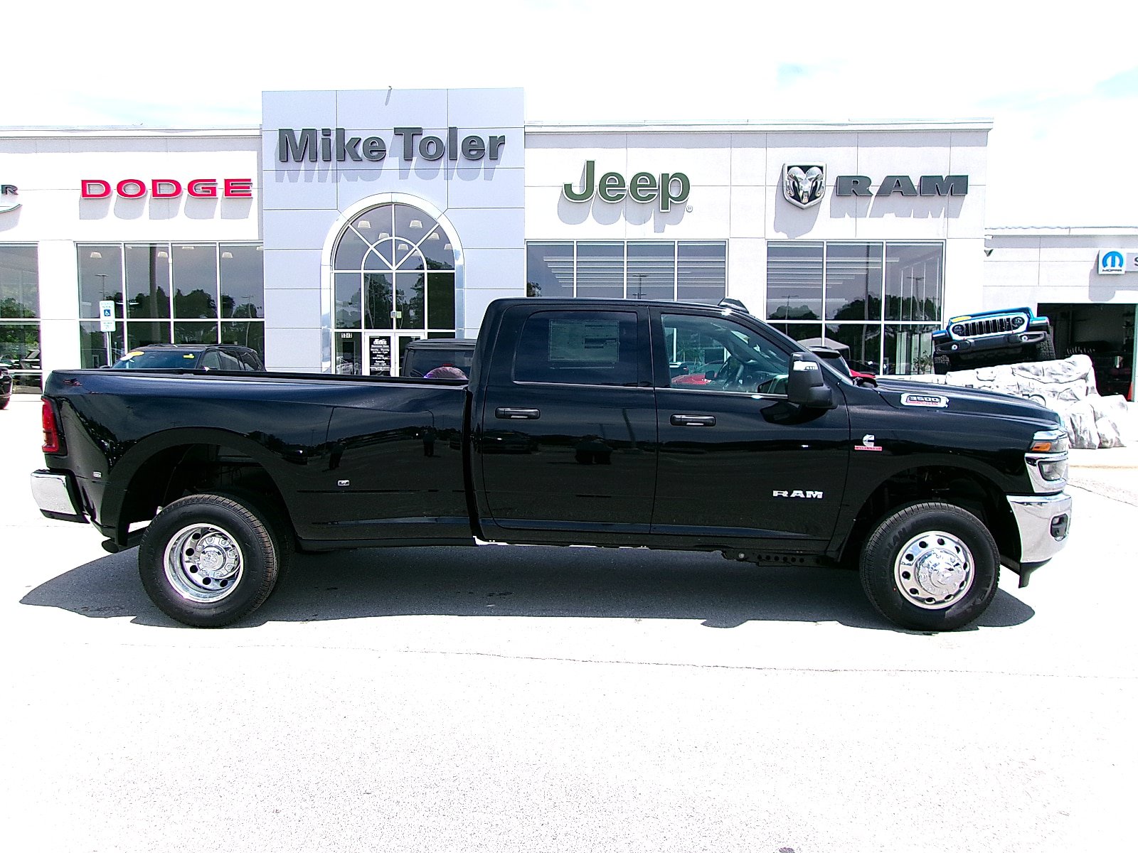 New 2026 RAM 3500 Big Horn AWD/4WD image 5