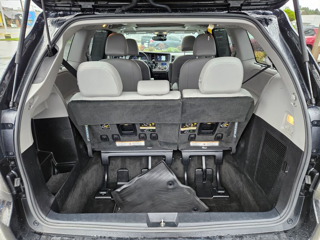 Used 2018 Toyota Sienna Limited image 12