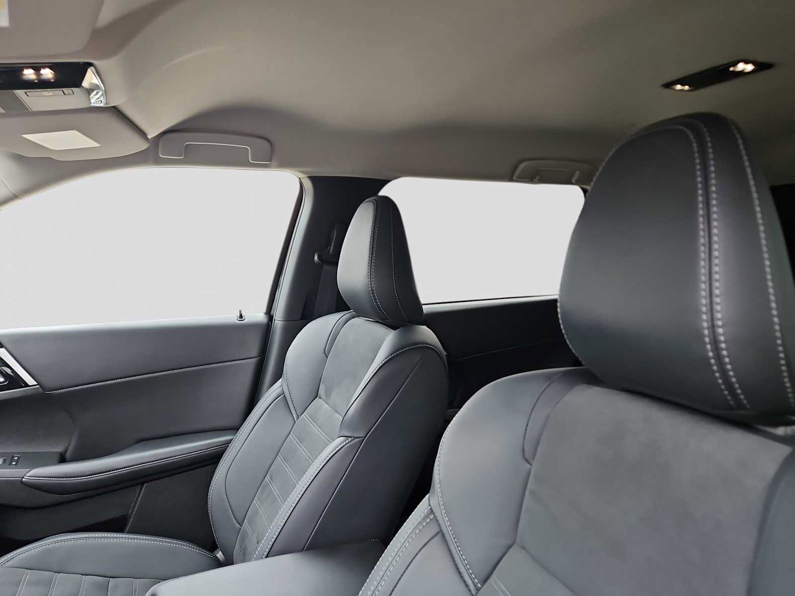 Used 2025 Mitsubishi Outlander SE image 18