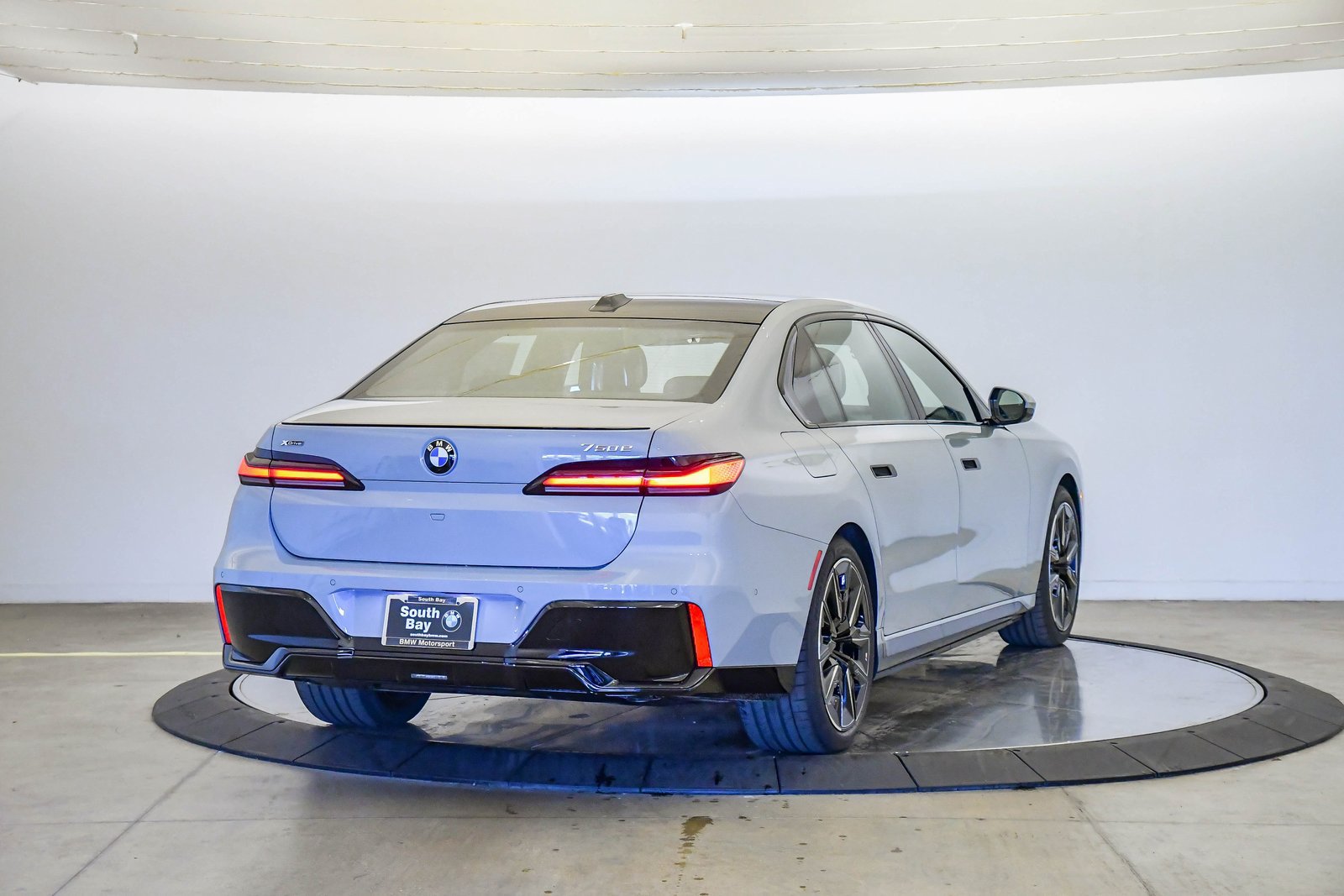 New 2026 BMW 750e xDrive AWD/4WD image 4