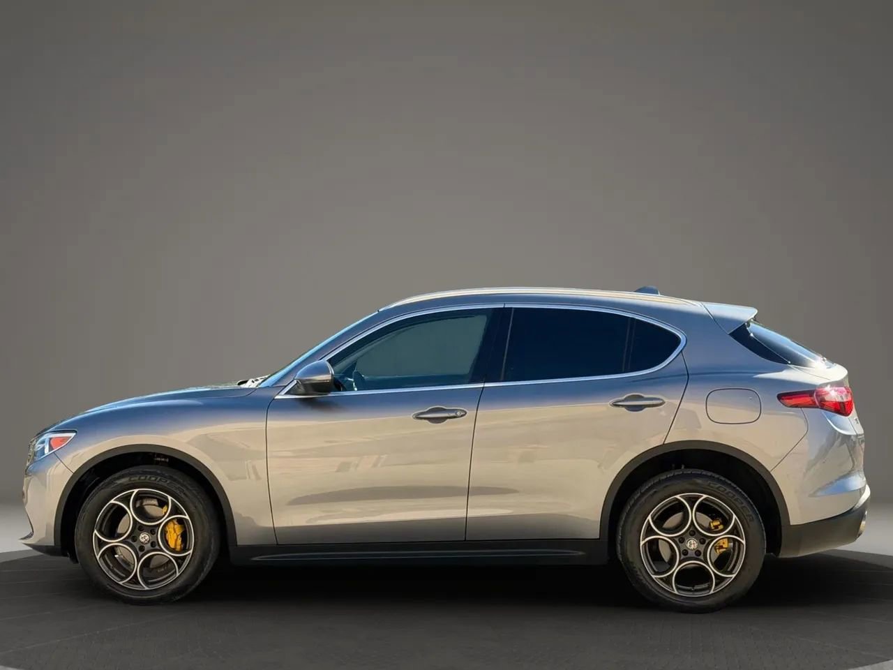 Used 2018 Alfa Romeo Stelvio AWD w/ Convenience Package image 6