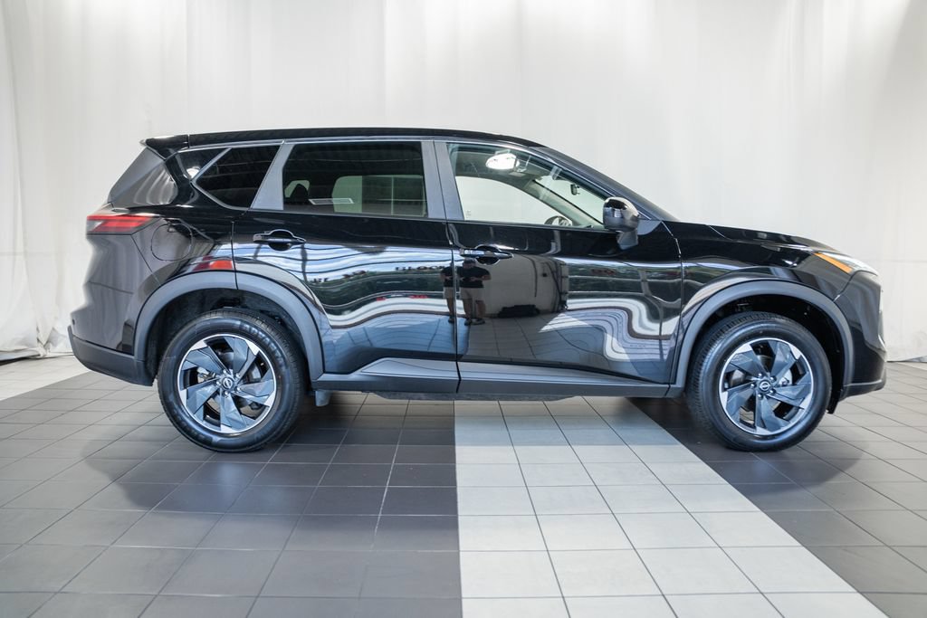 Used 2025 Nissan Rogue SV AWD/4WD image 3