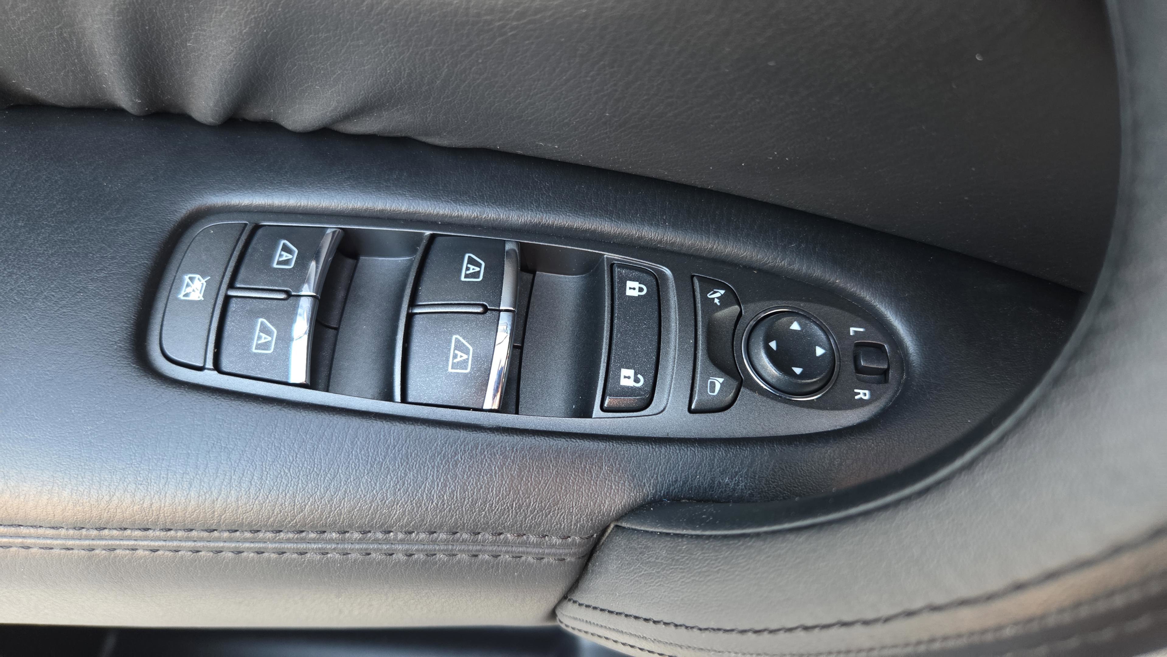 Used 2024 Nissan Armada SL w/ Captain's Chairs Package image 35