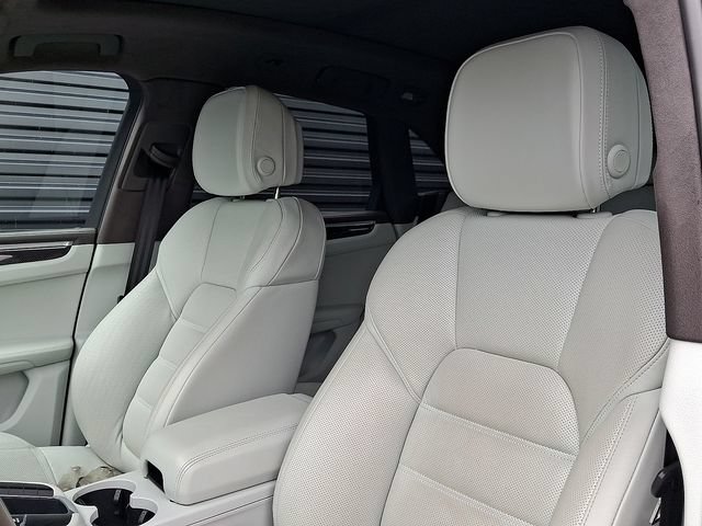 Certified 2021 Porsche Macan Turbo AWD/4WD image 5